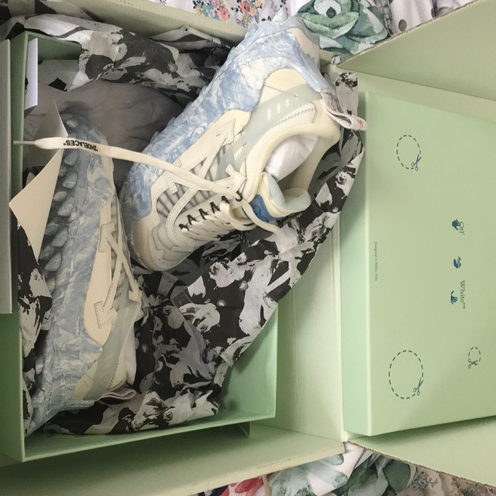 *BRAND NEW Pair of OFF WHITES Size 40